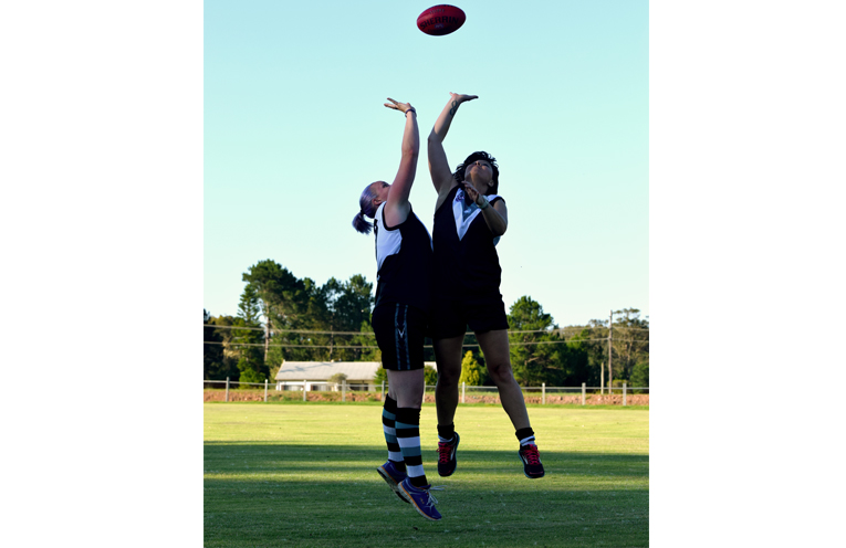 Mel Nelson & Leaf Wade contesting the ball. 